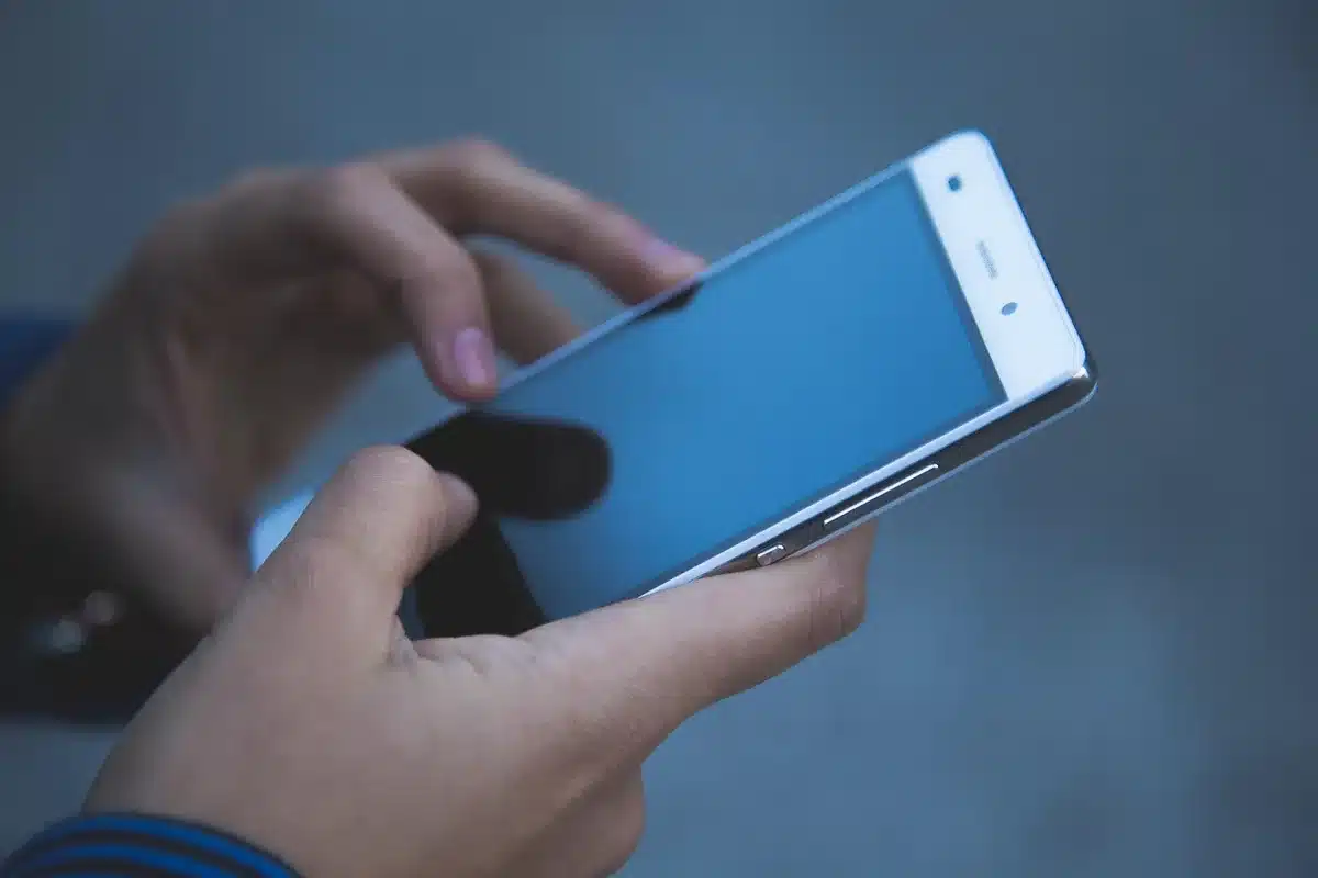 Telefon i notatki ilustrujące wymianę wiadomości między trenerem a sędzią