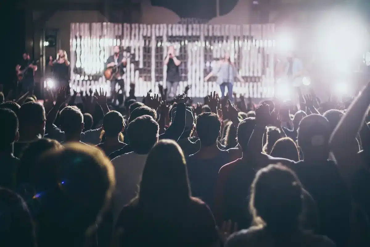 Publiczność oglądająca koncert na stadionie nocą